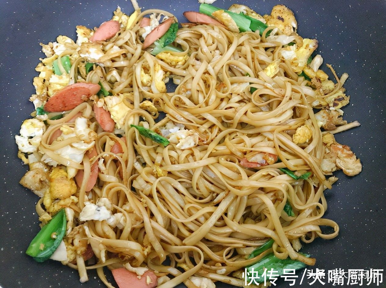 炒面条,不要煮好直接炒,学会3个技巧,面条筋道爽滑,不碎不粘