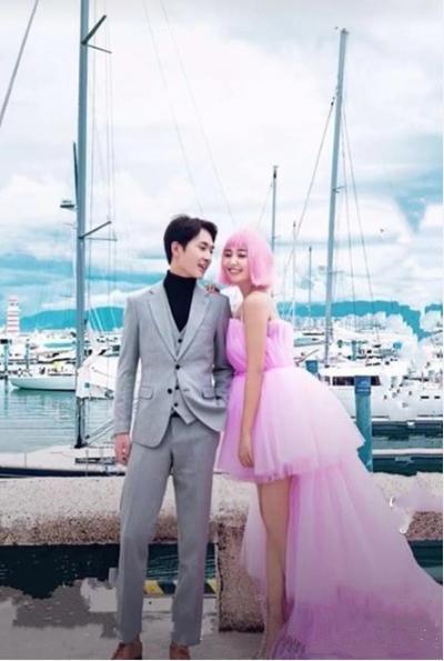 摄像师|黑妹子穿“芭比粉”拍婚纱照,现场照片黑成碳,成片却惊艳众人