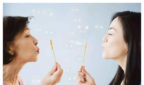 年轻人|“奶奶式早教”获赞,年轻人都难赶得上,果然好婆婆都是别人家的