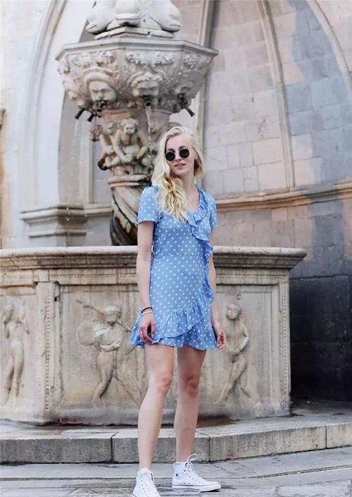 今夏潮流穿搭公式运动鞋+裙装，随性又不刻意