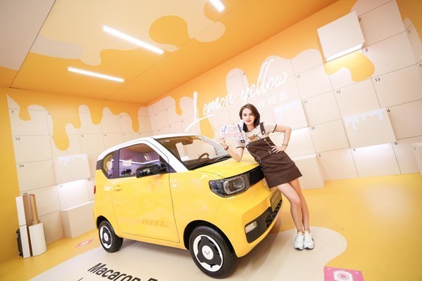 潮妆|五菱携手完美日记举办潮妆大秀,发布宏光MINIEV马卡龙秋色