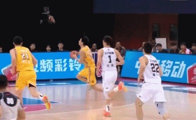 上场|隔着就是砸!好久没在CBA看到这么残暴的一幕了!