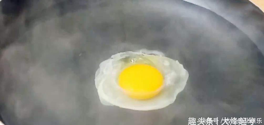 煮出来|煮荷包蛋太难?掌握1个技巧,轻松煮一锅,不破皮不粘锅无飞沫