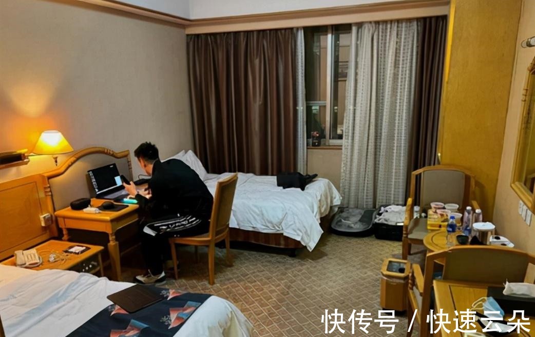 酒店|CBA酒店配置被吐槽床太小！辽宁男篮赵继伟社媒发声太无语
