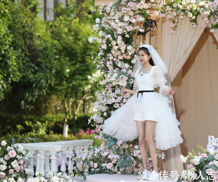 婚鞋|谁说结婚一定要穿高跟鞋?婚纱配AJ球鞋,引领2021潮流新趋势