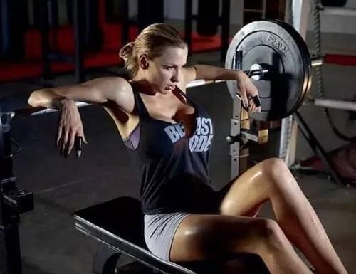 训练|7个女生臀部训练动作，让臀更紧更翘更迷人