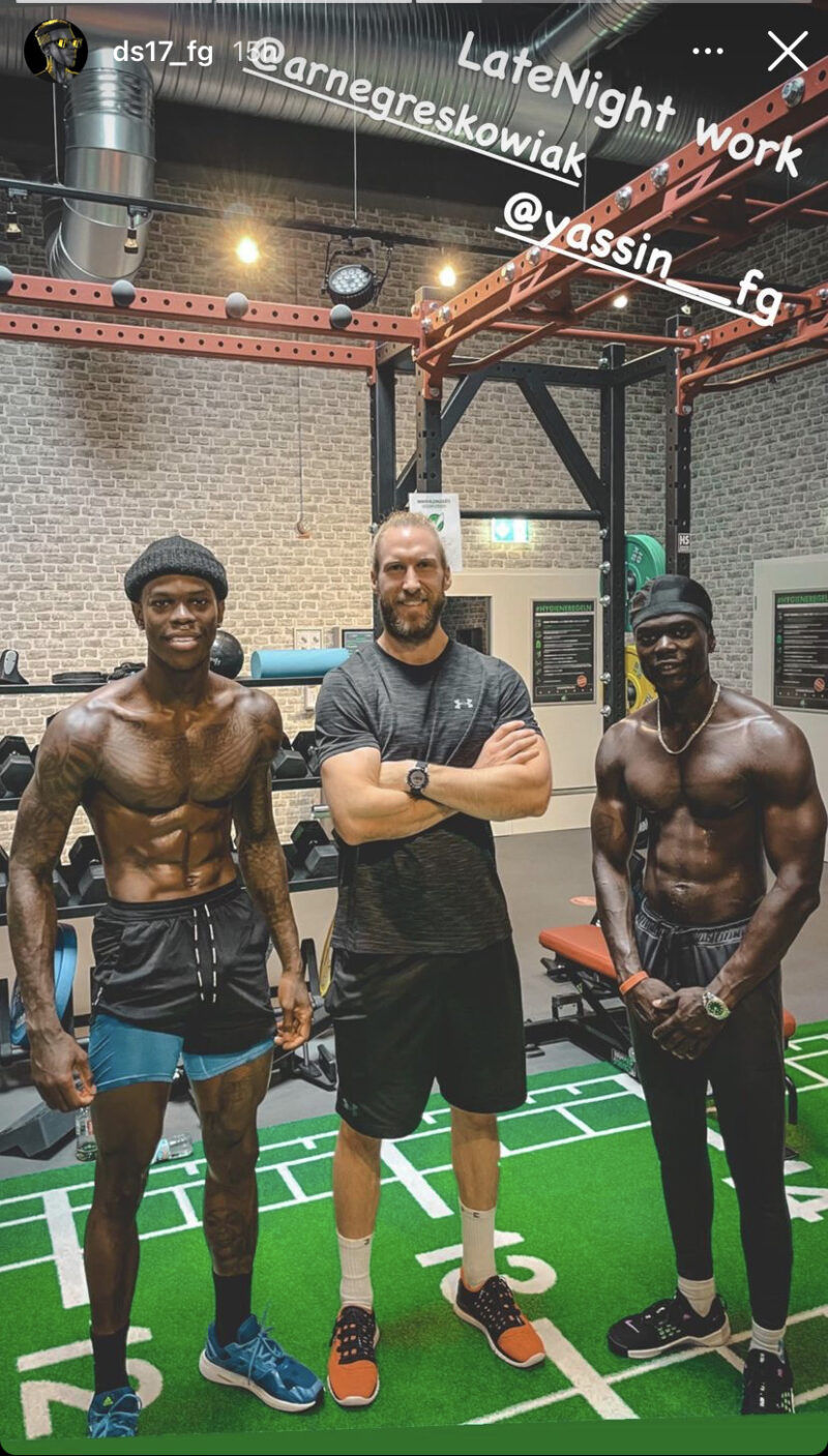 施罗德|秀出肌肉!施罗德晒赤膊训练照:夜晚训练