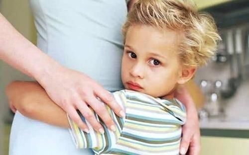 孩子|孩子缺少安全感,会有这几种表现,不重视小心性格出现缺陷