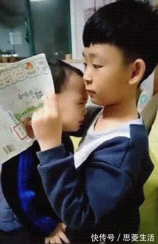 二胎|弟弟被爸爸训哭了，委屈的趴在哥哥怀里告状，看的我都想要二胎了