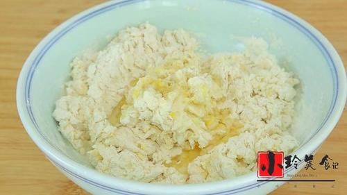 油饼这样做太好吃了，不加泡打粉，蓬松酥软越嚼越香，简单易学