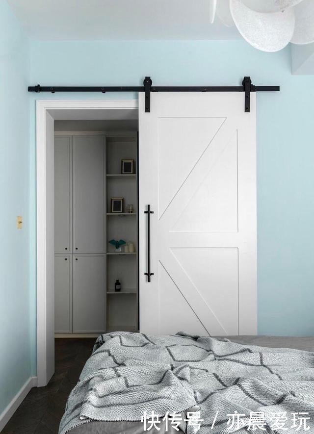 大气|现代简约风的新房,轻奢大气,入户就被客厅背景墙迷住,漂亮极了