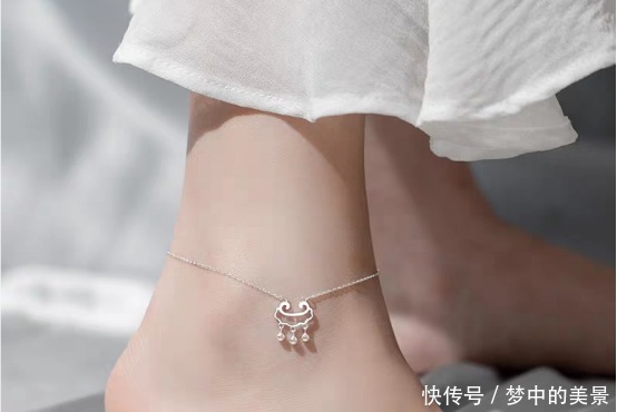 光秃秃的脚踝过于单调,不如尝试戴脚链吧,这几种很棒!