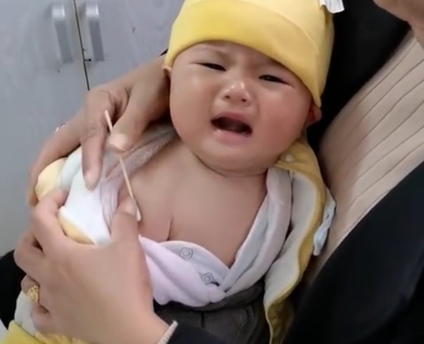 剖腹产|萌娃打针上一秒还是“新手”,下一秒大哭不止,网友:可太委屈了