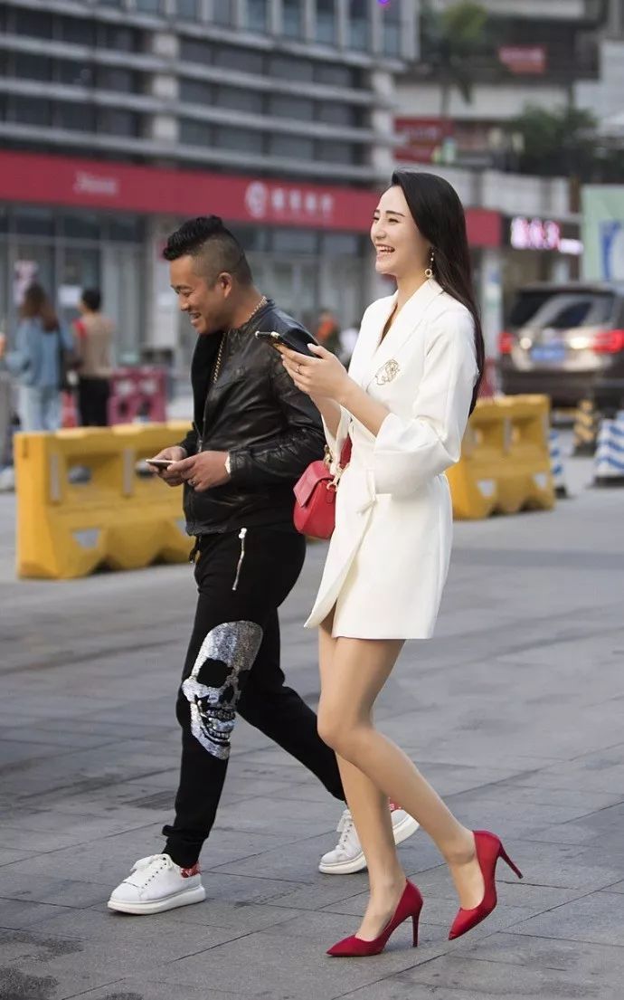 尖头 女生紧身裤搭配高跟鞋,魅力的身姿让人着迷