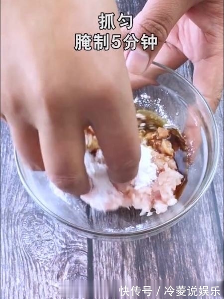 奶奶教我做酸豆角，原来还能这么炒一招搞定味道，酸脆爽口