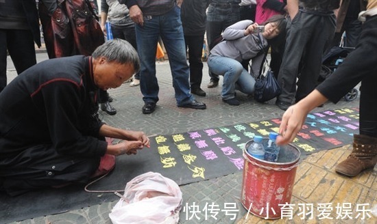 腰间盘突出&街头乞丐苦练10年粉笔字,方正字库上门求购,从此改变人生命运
