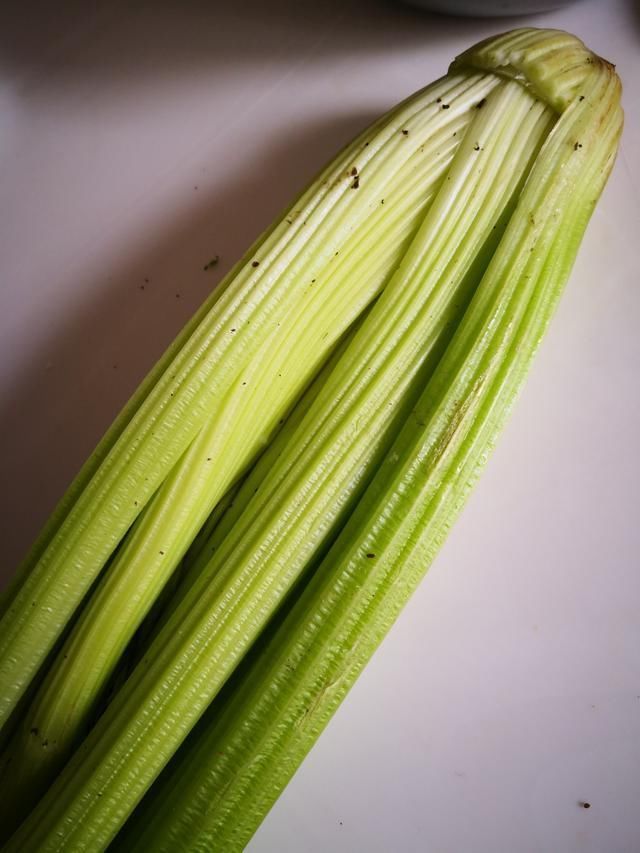 分钟|泡木耳只加水就错了,大厨都这样做,2分钟泡开,木耳又大又好