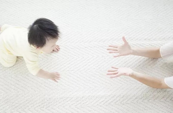 爬行|越“爬”越聪明,爬行敏感期错过很可惜!5种姿势助力宝宝学爬行