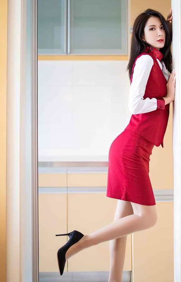 时尚 红色马甲搭配红色包臀裙,内搭白色衬衫,干练感十足又充满女人味