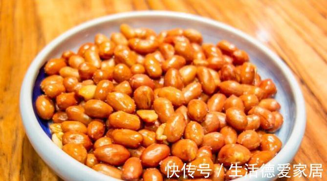 油炸花生米怎么做更酥脆？不要直接炸，多做两步，又酥又脆不回潮