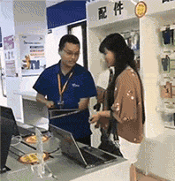 |搞笑GIF:妹子在实验室玩翻了,旁边的队友很卖力