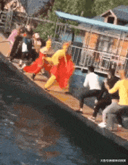 |搞笑GIF：世界上最可怕的荡秋千，给钱我都不去