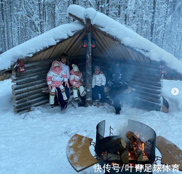 女友|住一晚1.3万！C罗女友带4个娃度假，冰天雪地，冻得脸通红