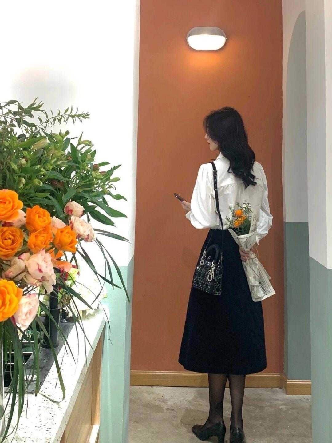 上身|还在为选下装而发愁吗?别愁了!用裙装配黑丝,上身效果美翻了