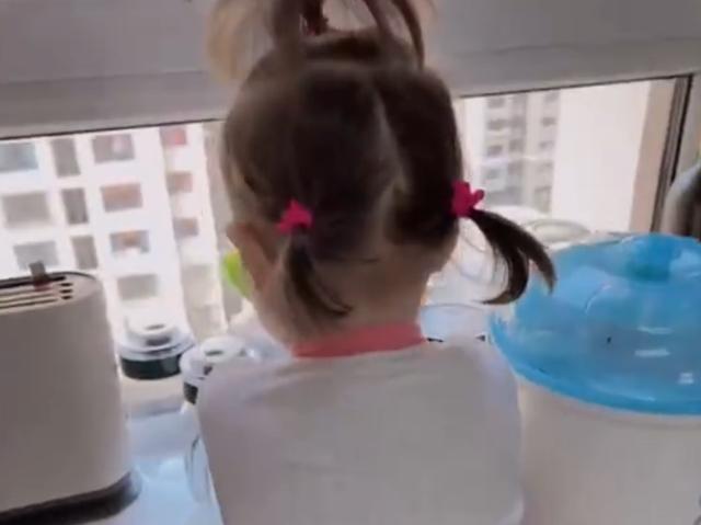 1岁半外孙女和姥姥分开12天,知道姥姥回家便蹲在厨房翘首以盼!