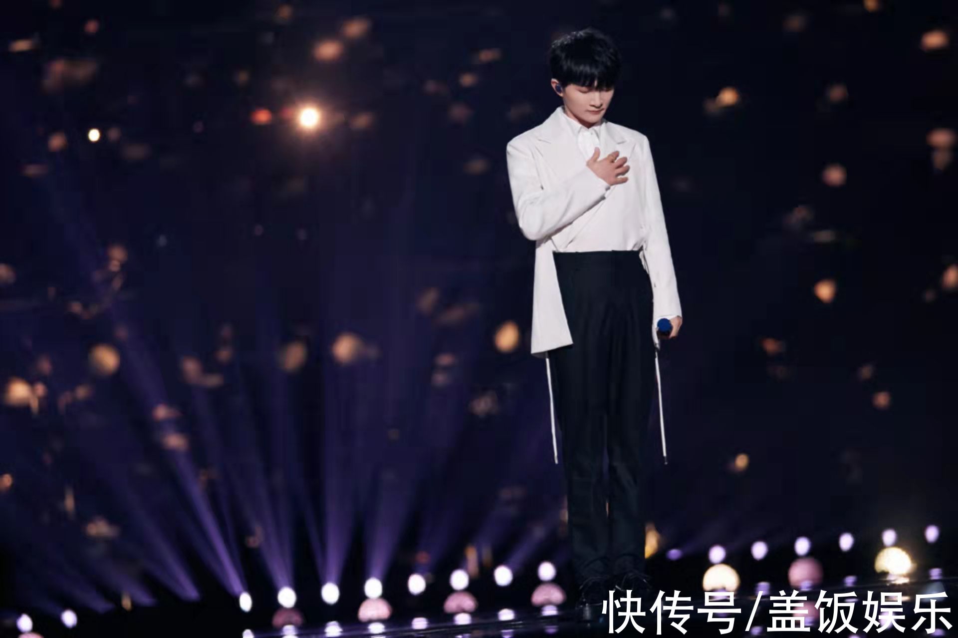 江苏跨年槽点多：张靓颖穿“开裆裤”，李宇春又压轴，关牧村破音