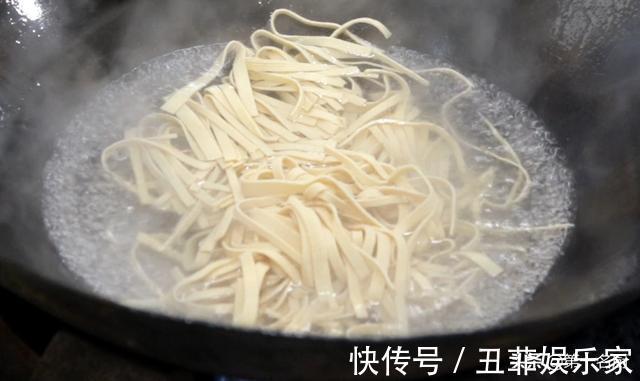 韭菜|韭菜和它是天生一对,宁愿少吃肉,也别放过这道菜,5块钱炒一盘