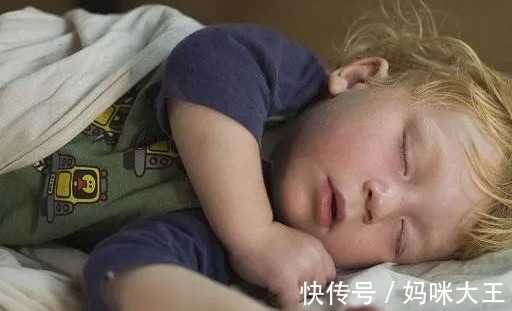 奶奶|从小跟着奶奶睡,和跟着姥姥睡,孩子长大有啥差别?两个方面明显