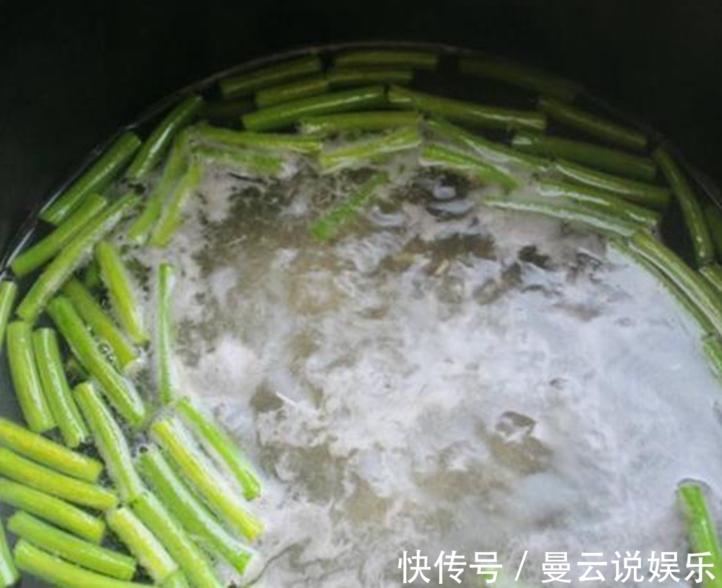 炒蒜苔时，万万别直接下锅炒，如果少了这一步，又老又柴还发黑！