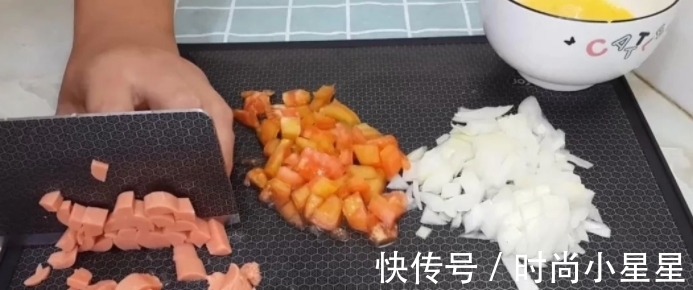 鸡蛋液|自制中式披萨做法,锅里一烙,比汉堡店的还好吃,没烤箱也能成功