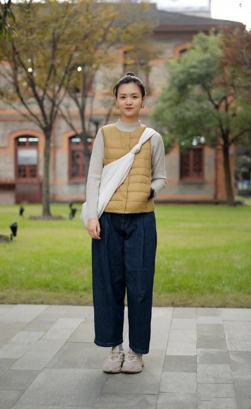 今年火了一种“接地气”的穿法，叫：运动鞋+长裤，休闲又时髦！