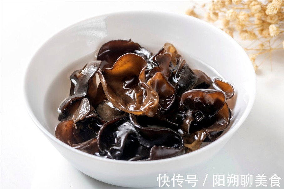 凉拌木耳|泡木耳,用冷水还是热水都不对,大厨教你2招,泡得又快又干净