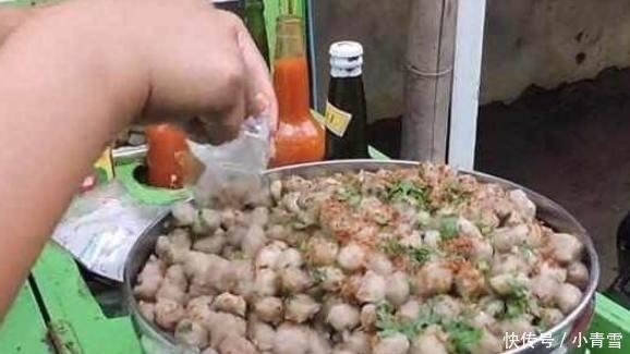 a1724|单亲妈妈街头卖“假肉丸”, 一元1个, 每天卖出上百斤