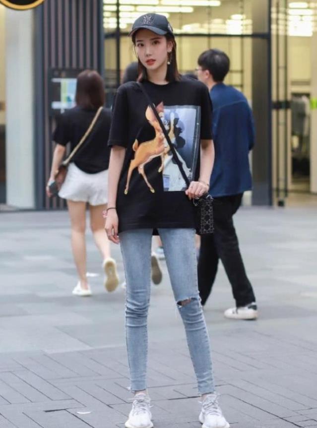 夏日|走在夏日的街头,齐肩短发的小姐姐,看上去充满着魅力