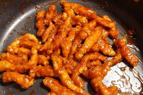 猪里脊分为大里脊与小里脊,制作红烧里脊,蒜蓉里脊或者是糖醋里脊,都