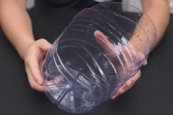 家里的塑料瓶一个也别扔，斜着切1刀放桌上，全家人都抢着用