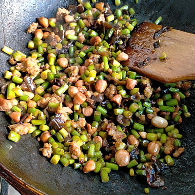 蒜薹丁酱炒肉末花生米