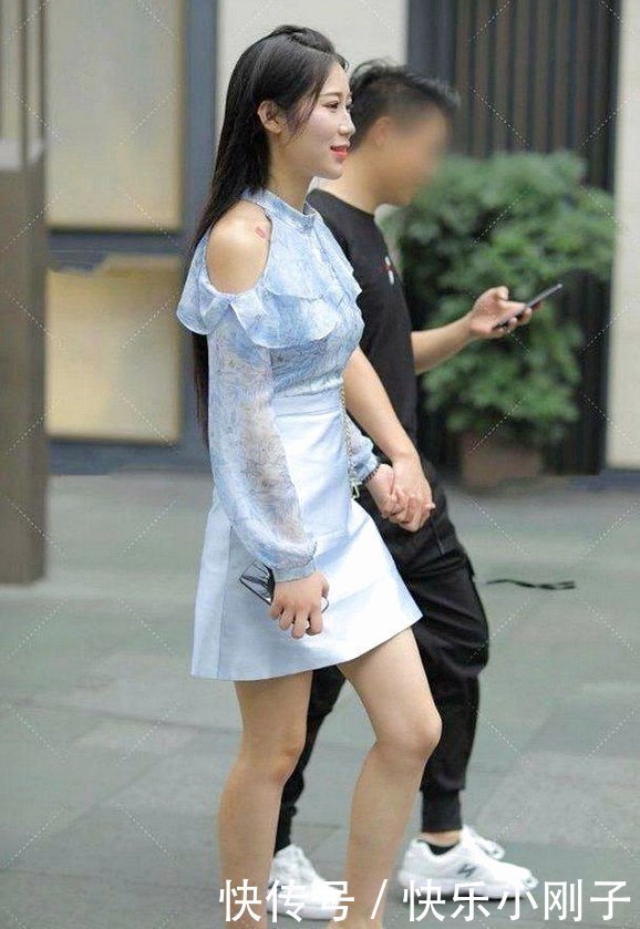 连衣裙|浅色连衣裙搭配粉红色高跟鞋,走出自己的风格!