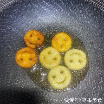 诱惑|一上桌就被哄抢，这道快乐的笑脸薯饼的诱惑我跪服