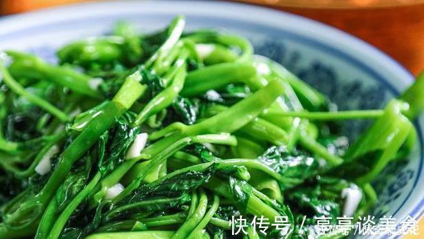 炒青菜,最忌洗了就下锅炒!做好3点,青菜鲜嫩翠绿,像饭店炒的