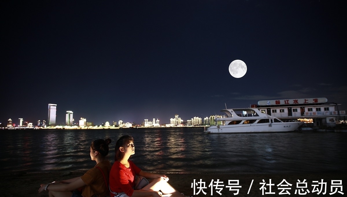 佛心@借得佛心照我情,幽幽岁月赐君听。五首七言句