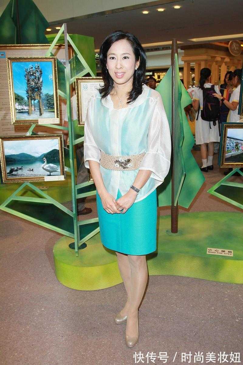 通身|朱玲玲才是“大婶辈”穿衣典范,无袖连衣裙+衬衫,端庄又贵气
