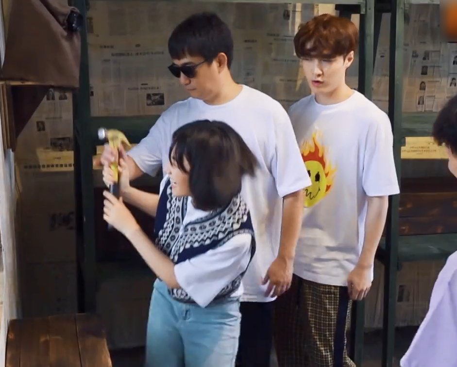 倉(cāng)庫(kù)|大家在干活黃磊卻偷懶走一邊，但看到張子楓動(dòng)手時(shí)，他的反應(yīng)亮了