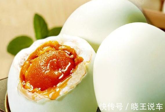 腌咸鸭蛋有窍门：只需2种辅料，10天就熟，蛋黄流油起沙，超级香