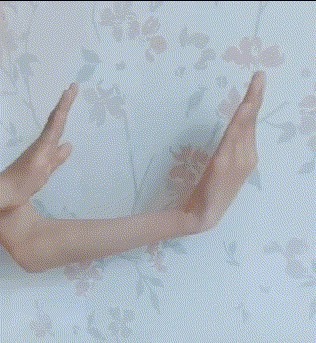 |搞笑GIF:火车站见到的情形,看到这一幕我又相信爱情了