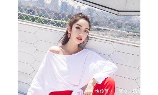 今年流行这么穿一字肩T恤+喇叭牛仔裤,显高显瘦显身材